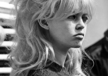 Der legendäre Schmollmund von Brigitte Bardot (undatierte Aufnahme) Einst schmollte die französische Schauspielerin vor der Filmkamera, daß es in den Männerschläfen nur so pulste und manche Pupille sich weitete. Seit vielen Jahren hat das blonde Sexsymbol der 50er und 60er Jahre seinem Leben allerdings  einen entschieden anderen Sinn gegeben: Den Kampf gegen Tierquälerei. Für diese Aufgabe opfert die am 28. September 1999 65 Jahre alt werdende Französin einen großen Teil ihres Vermögens. "B.B." hat in 41 Filmen mitgewirkt, doch bereits mit 39 Jahren zog sich die Schauspielerin ins Privatleben zurück. 1956 hatte ihr erster Ehemann, der Regisseur Roger Vadim, die damals 22 Jahre alte Großbürgertochter mit "Und ewig lockt das Weib" zu einem Weltstar gemacht.