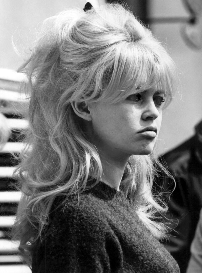 Der legendäre Schmollmund von Brigitte Bardot (undatierte Aufnahme) Einst schmollte die französische Schauspielerin vor der Filmkamera, daß es in den Männerschläfen nur so pulste und manche Pupille sich weitete. Seit vielen Jahren hat das blonde Sexsymbol der 50er und 60er Jahre seinem Leben allerdings  einen entschieden anderen Sinn gegeben: Den Kampf gegen Tierquälerei. Für diese Aufgabe opfert die am 28. September 1999 65 Jahre alt werdende Französin einen großen Teil ihres Vermögens. "B.B." hat in 41 Filmen mitgewirkt, doch bereits mit 39 Jahren zog sich die Schauspielerin ins Privatleben zurück. 1956 hatte ihr erster Ehemann, der Regisseur Roger Vadim, die damals 22 Jahre alte Großbürgertochter mit "Und ewig lockt das Weib" zu einem Weltstar gemacht.