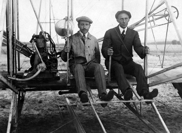 Братья Орвилл (слева) и Уилбур (справа) Райт