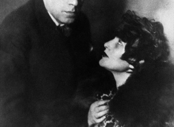 Ìîñêâà. Êèíåìàòîãðàôèñòû "Öåíòðíàó÷ôèëüìà" çàâåðøèëè ðàáîòó î ñóäüáå ðåæèññåðà è àêòåðà Âñåâîëîäà Ýìèëüåâå÷à Ìåéåðõîëüäà. Â ôèëüìå "Ìåéåðõîëüä" øèðîêî èñïîëüçîâàíû àðõèâíûå ôîòî- è êèíîìàòåðèàëû. Íà ñíèìêå: Â.Ý.Ìåéåðõîëüä ñ æåíîé Çèíàèäîé Ðàéõ. Ðåïðîäóêöèÿ Ð.Ãîðåëîâà, 1990 ãîä /Ôîòîõðîíèêà ÒÀÑÑ/.