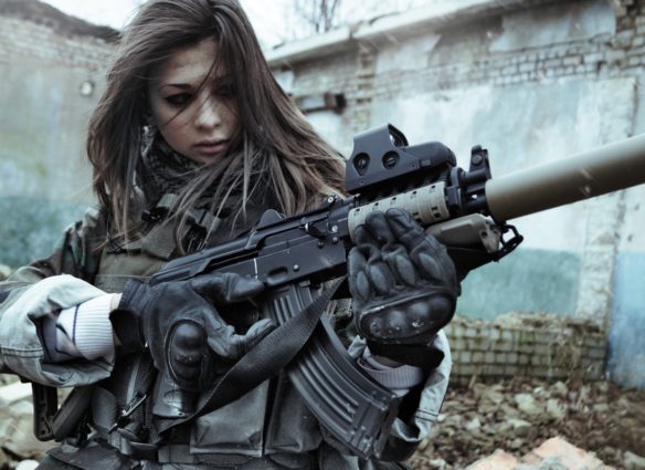 девушка с оружием