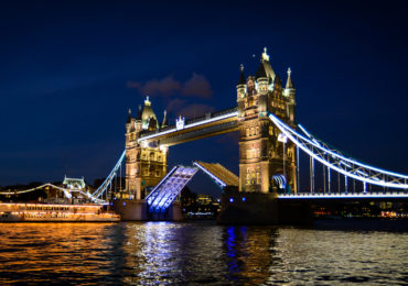 Tower_Bridge_opening_at_night_for_a_ferry