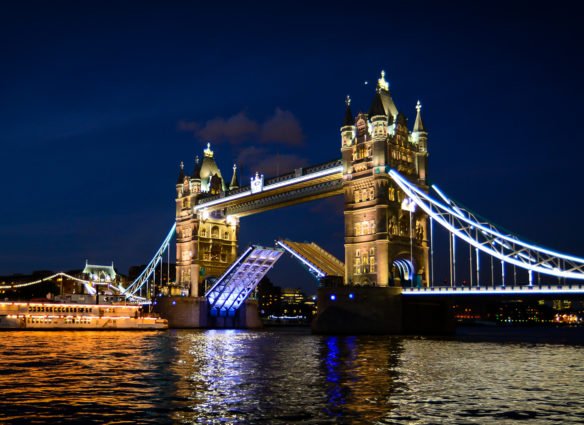 Tower_Bridge_opening_at_night_for_a_ferry