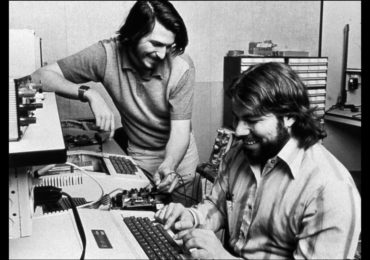 Apple Computer wurde 1976 von Steve Jobs (links), Steve Wozniak (rechts) und Ronald Wayne (nicht im Bild) in der Garage von Jobs' Eltern gegr&#x2e925d2e; (Archivfoto aus dem Jahr 1976). Foto: Apple +++(c) dpa - Report+++