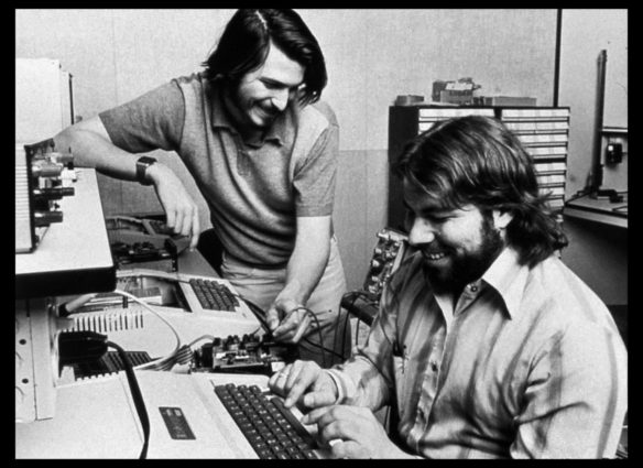 Apple Computer wurde 1976 von Steve Jobs (links), Steve Wozniak (rechts) und Ronald Wayne (nicht im Bild) in der Garage von Jobs' Eltern gegr&#x2e925d2e (Archivfoto aus dem Jahr 1976). Foto: Apple +++(c) dpa - Report+++