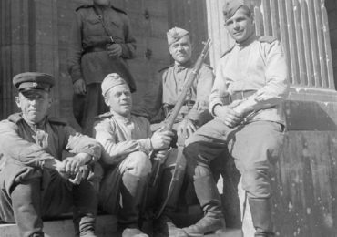 Un groupe de soldats russes sur les marches de la chancellerie.