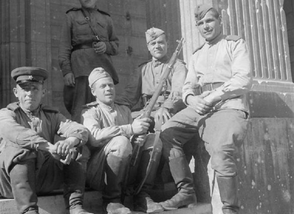 Un groupe de soldats russes sur les marches de la chancellerie.