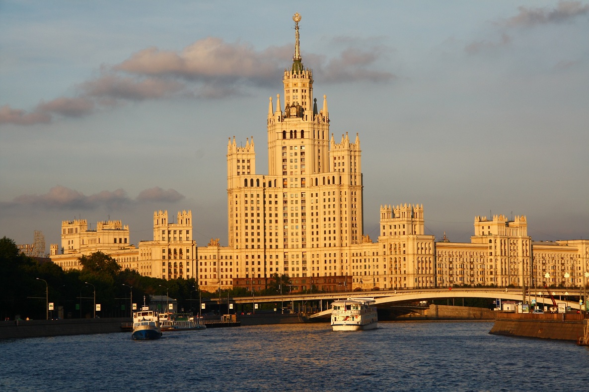 Дом на котельнической набережной в москве. Высотка на Котельнической набережной. Сталинка на Котельнической набережной. Высотка на Котельнической набережной Сталин. Высотка на Котельнической набережной метро.