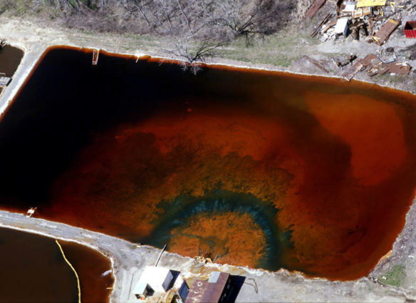 Остров Цуг, штат Мичиган, США. Яма с отходами, расположенная недалеко от комплекса автозаводов Детройта заполнена неизвестным веществом, на поверхности которого видны радужные разводы