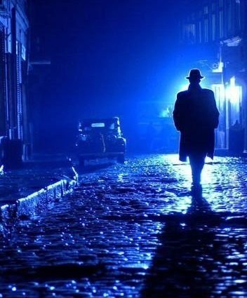 человек в плаще и шляпе