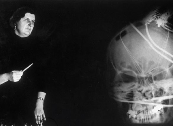 36810 07.08.1966 Нейрофизиолог Наталья Бехтерева в лаборатории отделения нейрофизиологии Института экспериментальной медицины. Юрий Королев/РИА Новости