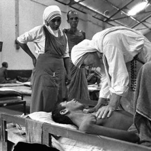 Mother Teresa Visits Patients At Kalighat Home For The Dying