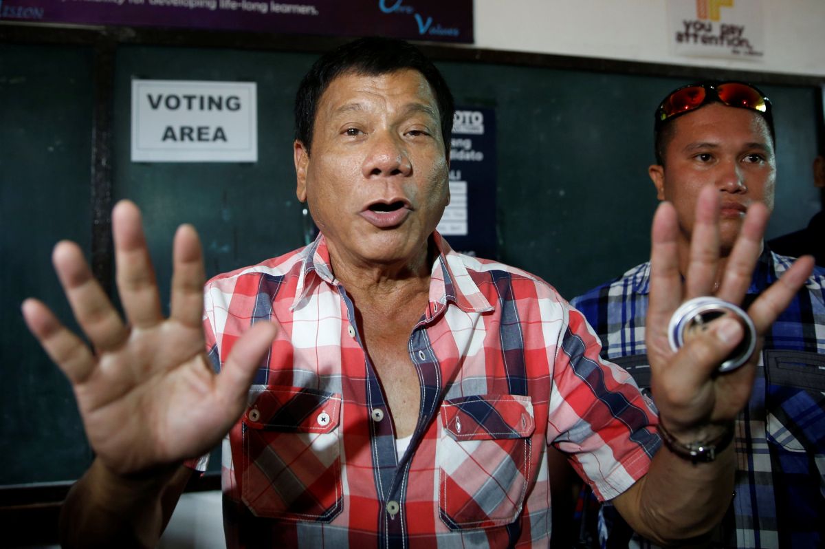 Presidential candidate Rodrigo "Digong" Duterte talks to the media before casting his vote at a polling precinct for national elections at Daniel Aguinaldo National High School in Davao city in southern Philippines, May 9, 2016.    REUTERS/Erik De Castro     TPX IMAGES OF THE DAY