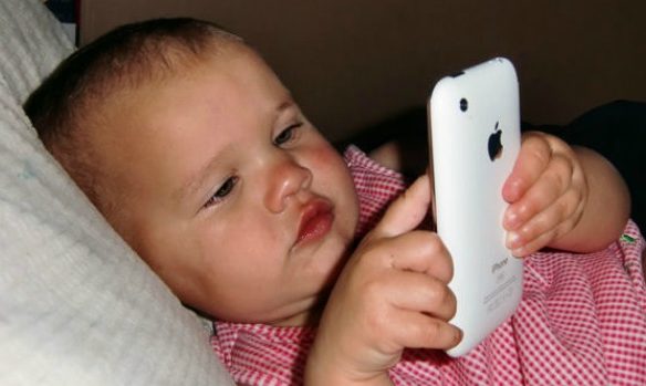 baby-playing-with-iphone-6201