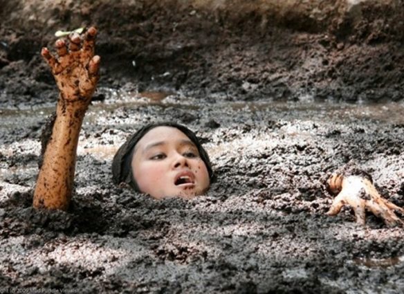 Мальчик, тонущий в болоте