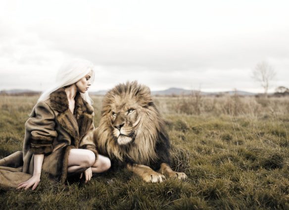 Девушка и лев