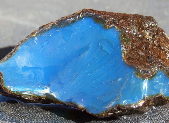 Необработанный сапфир